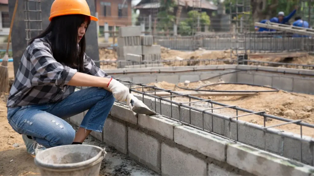 Cewek dengan topi orange membuat dinding